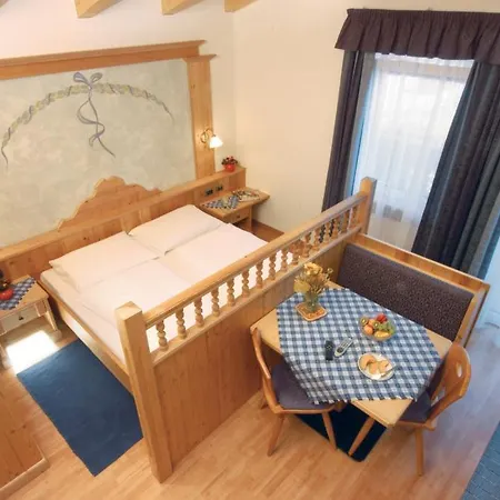 Aparthotel Pizzeria Priska Racines